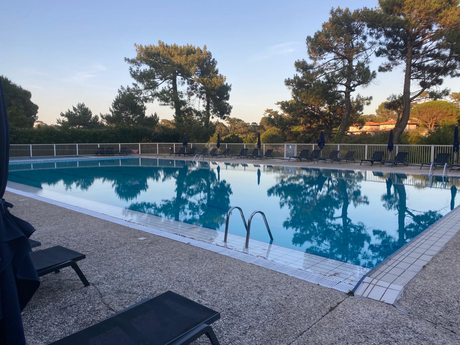 La piscine de la résidence Chiberta au lever du jour