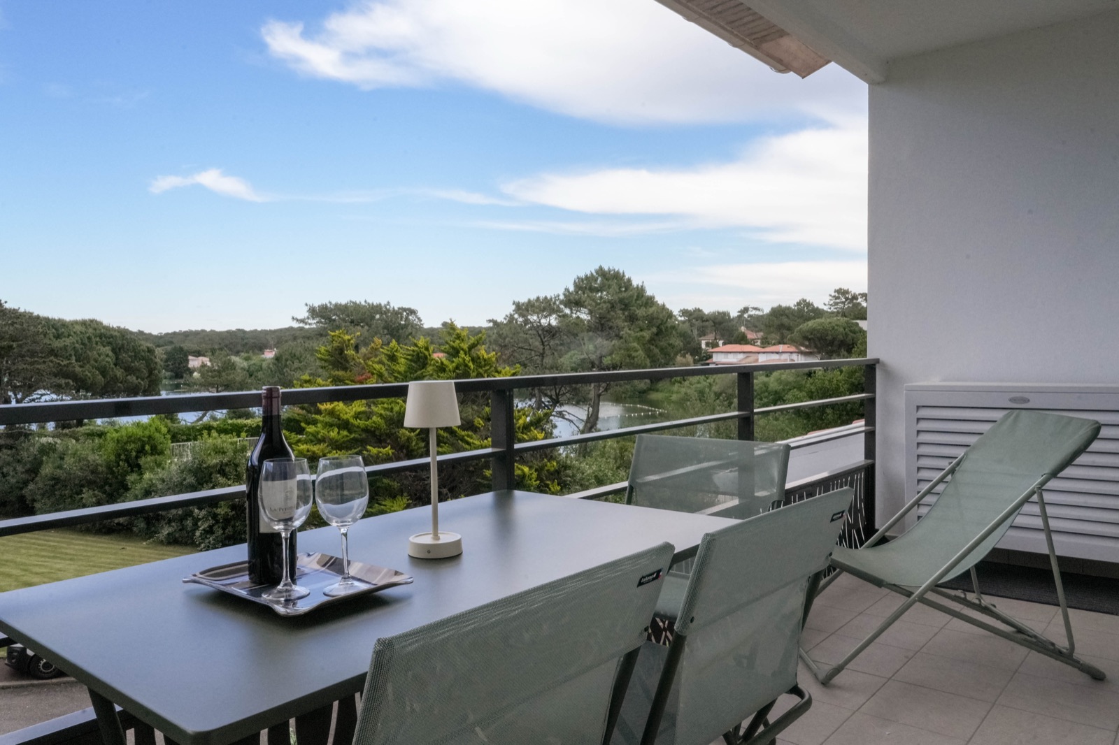 Terrasse avec vue sur le lac de Chiberta, Anglet