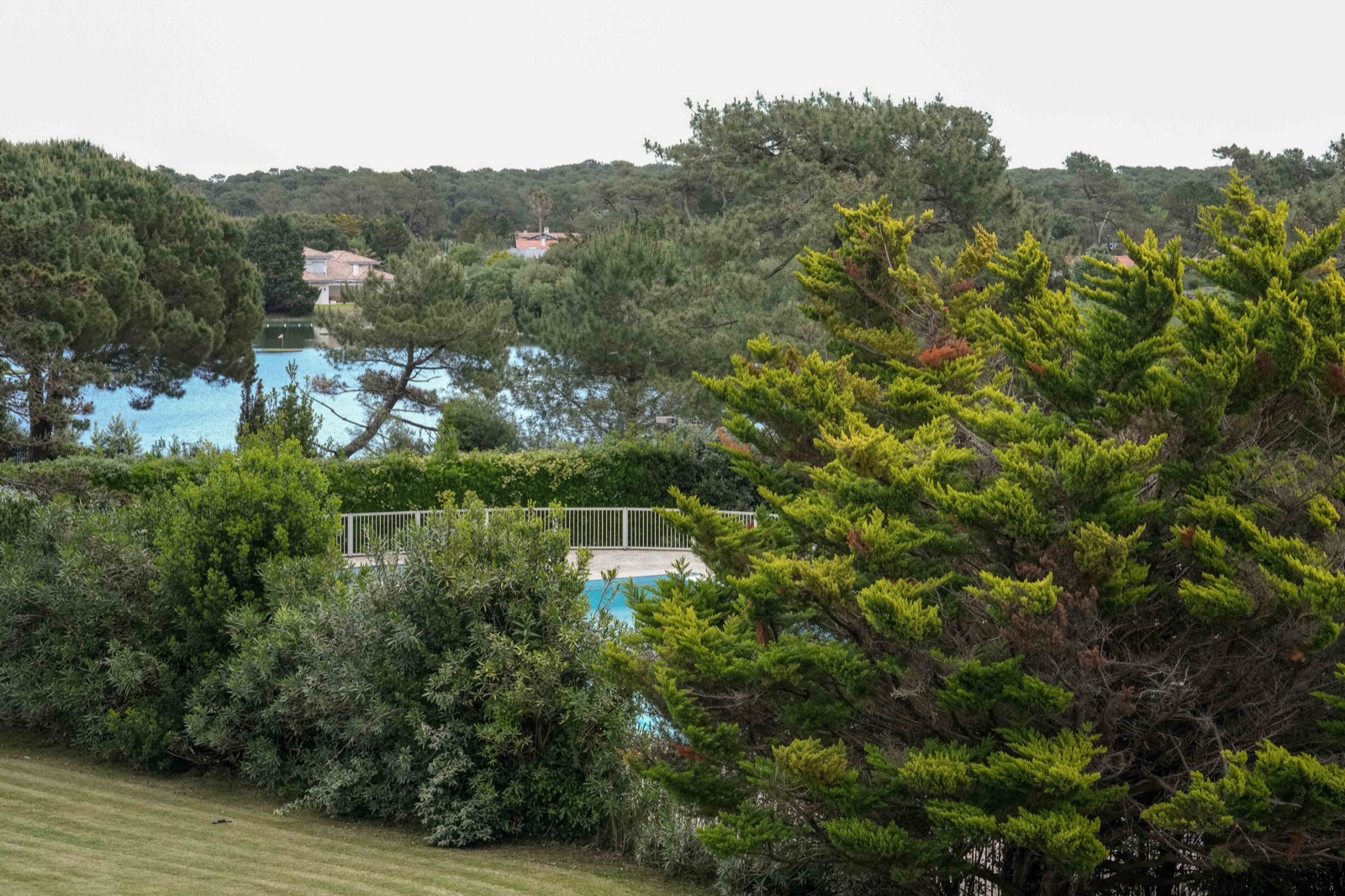 Vue sur la piscine et le lac de Chiberta depuis la résidence